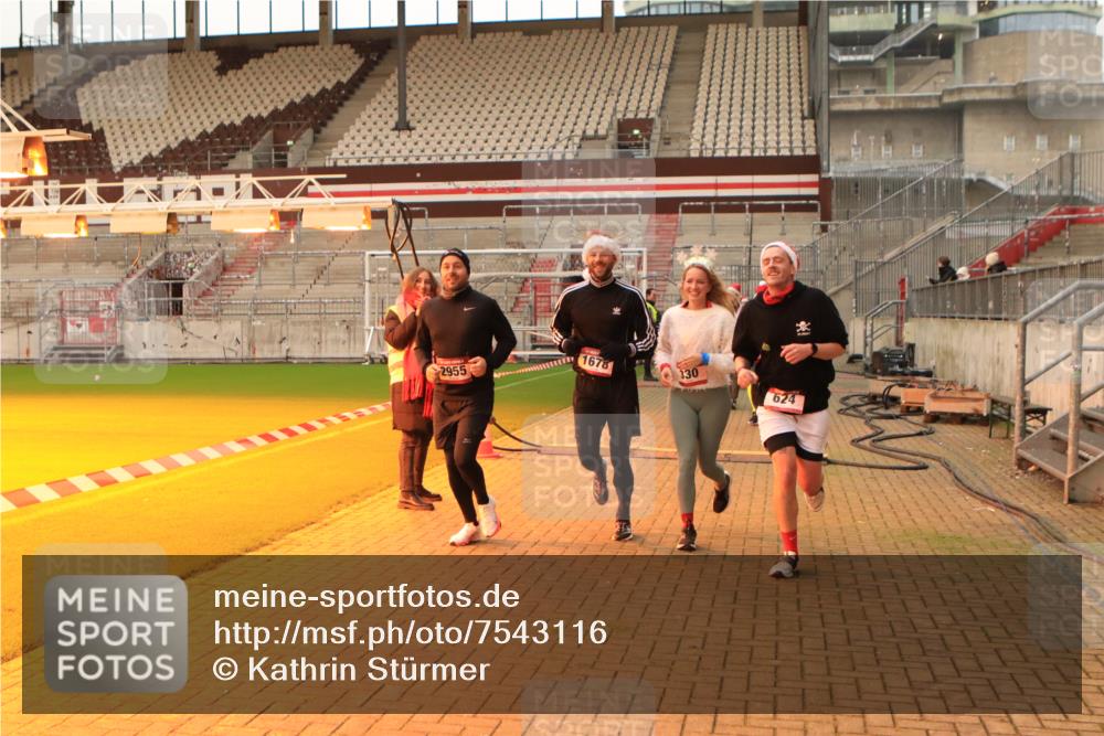 08.12.2024 - St. Pauli X-Mass-Run No. 14 Kathrin Stürmer Photography http://msf.ph/oto/7543116 08.12.2024 10:03:33 Ziel  meine-sportfotos.de