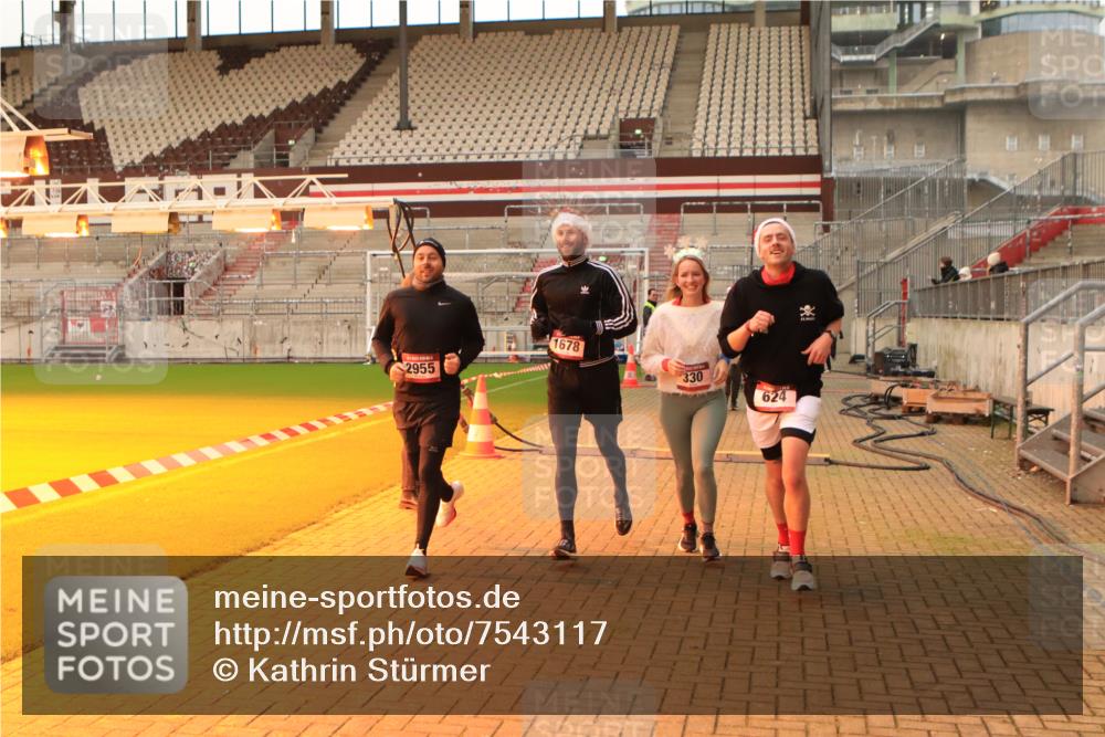 08.12.2024 - St. Pauli X-Mass-Run No. 14 Kathrin Stürmer Photography http://msf.ph/oto/7543117 08.12.2024 10:03:33 Ziel  meine-sportfotos.de