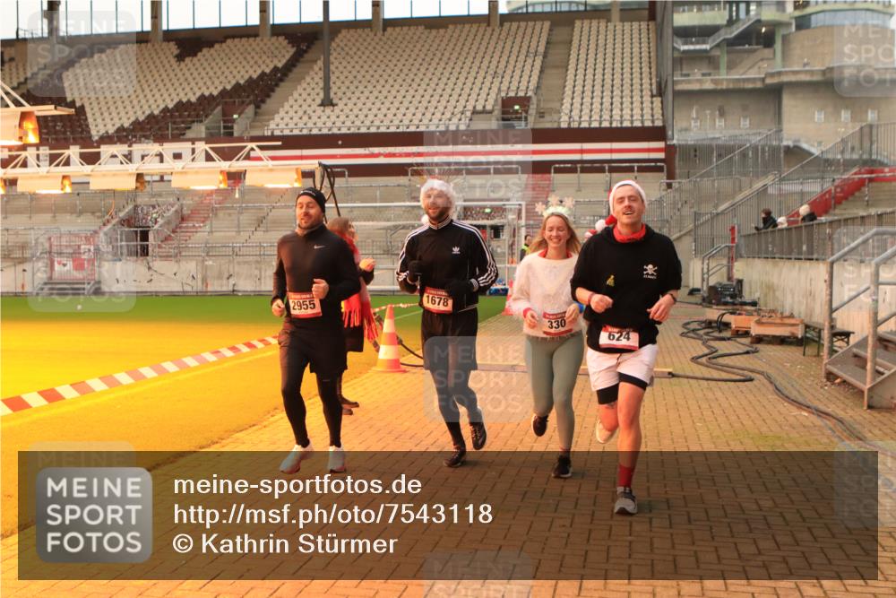 08.12.2024 - St. Pauli X-Mass-Run No. 14 Kathrin Stürmer Photography http://msf.ph/oto/7543118 08.12.2024 10:03:34 Ziel  meine-sportfotos.de