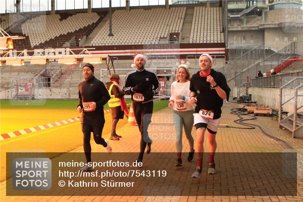 08.12.2024 - St. Pauli X-Mass-Run No. 14 Kathrin Stürmer Photography http://msf.ph/oto/7543119 08.12.2024 10:03:34 Ziel  meine-sportfotos.de