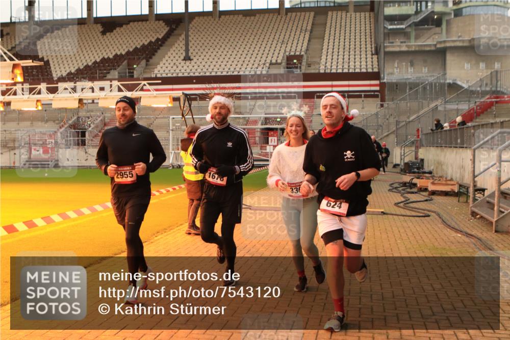 08.12.2024 - St. Pauli X-Mass-Run No. 14 Kathrin Stürmer Photography http://msf.ph/oto/7543120 08.12.2024 10:03:34 Ziel  meine-sportfotos.de