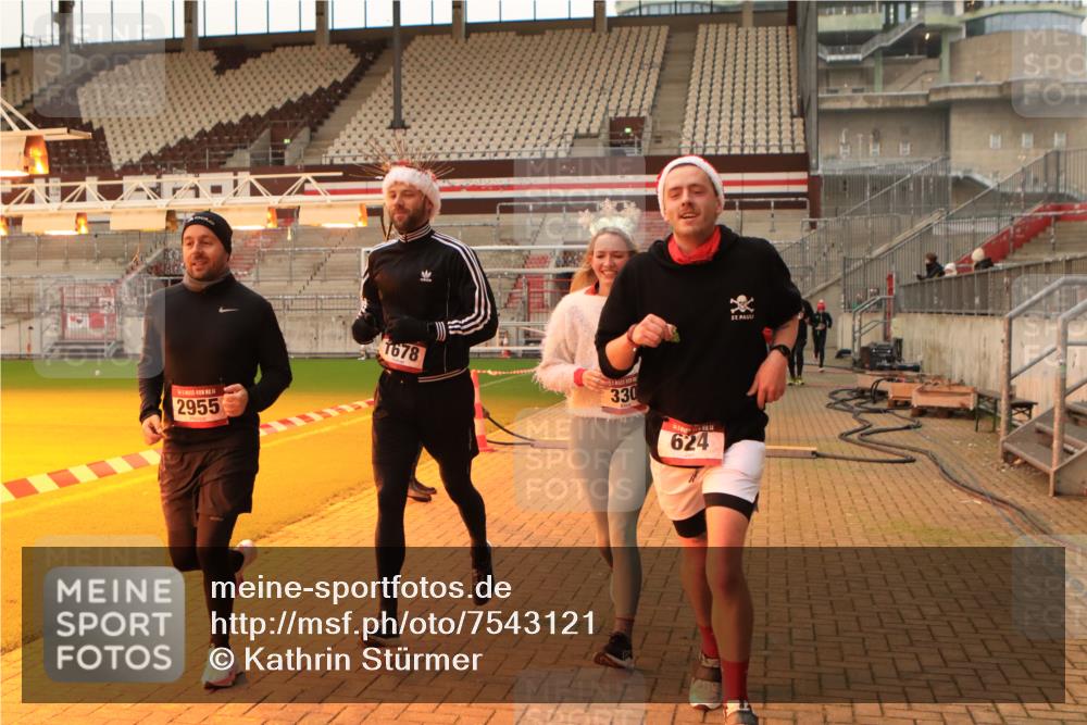 08.12.2024 - St. Pauli X-Mass-Run No. 14 Kathrin Stürmer Photography http://msf.ph/oto/7543121 08.12.2024 10:03:34 Ziel  meine-sportfotos.de