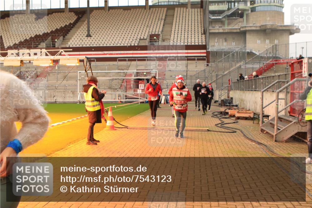 08.12.2024 - St. Pauli X-Mass-Run No. 14 Kathrin Stürmer Photography http://msf.ph/oto/7543123 08.12.2024 10:03:35 Ziel  meine-sportfotos.de