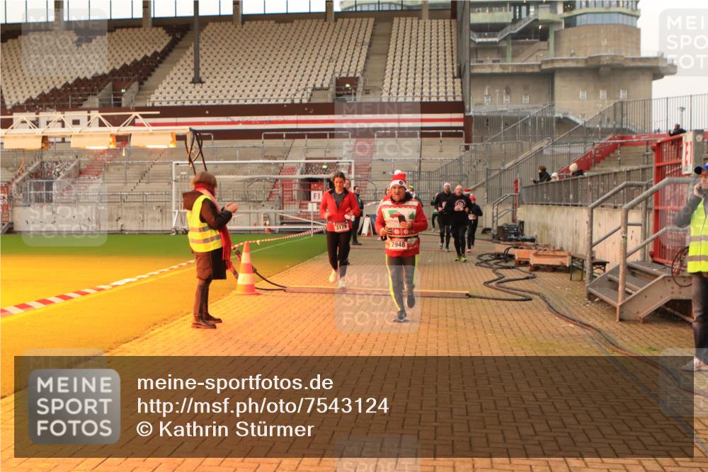 08.12.2024 - St. Pauli X-Mass-Run No. 14 Kathrin Stürmer Photography http://msf.ph/oto/7543124 08.12.2024 10:03:36 Ziel  meine-sportfotos.de