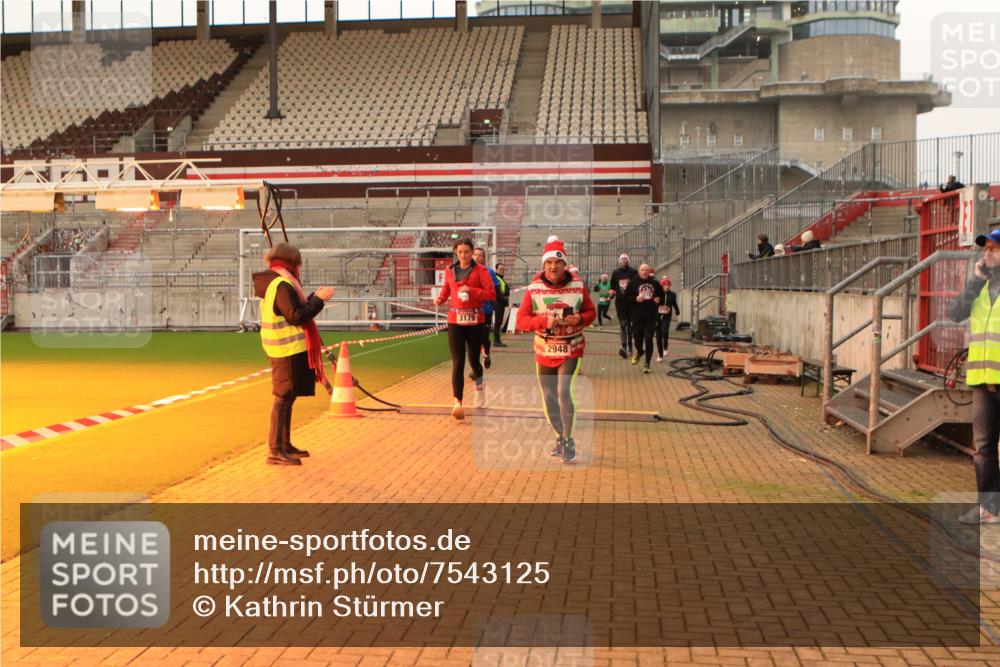 08.12.2024 - St. Pauli X-Mass-Run No. 14 Kathrin Stürmer Photography http://msf.ph/oto/7543125 08.12.2024 10:03:36 Ziel  meine-sportfotos.de