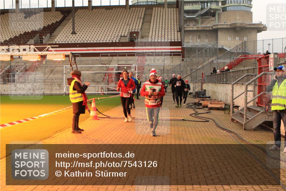 08.12.2024 - St. Pauli X-Mass-Run No. 14 Kathrin Stürmer Photography http://msf.ph/oto/7543126 08.12.2024 10:03:36 Ziel  meine-sportfotos.de