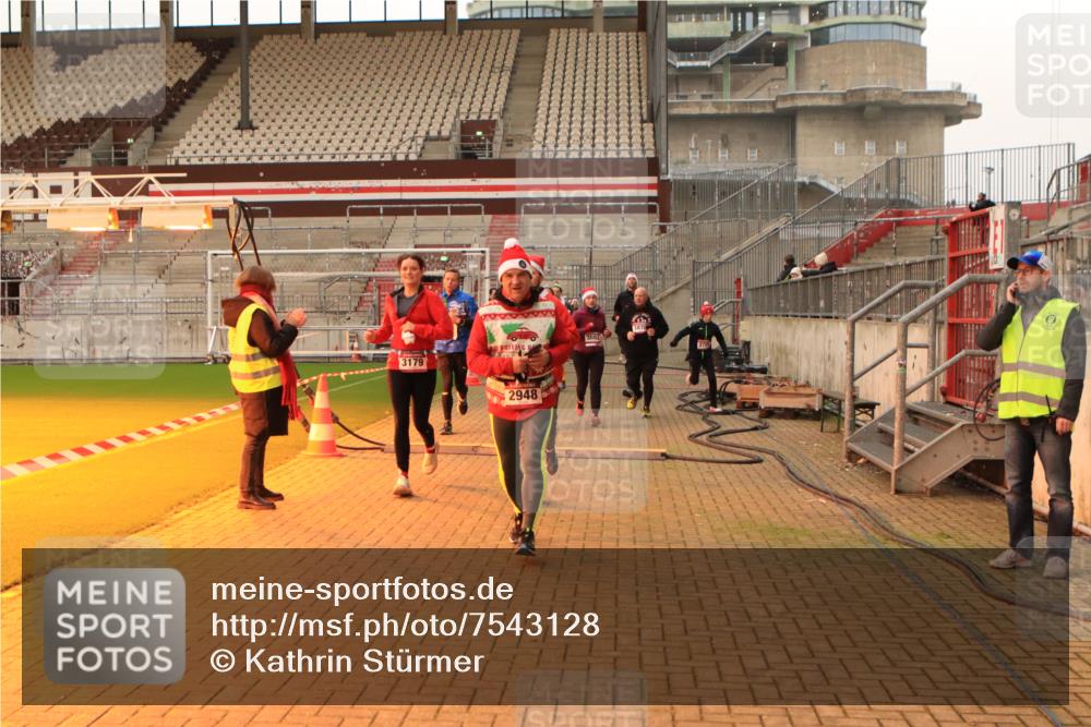 08.12.2024 - St. Pauli X-Mass-Run No. 14 Kathrin Stürmer Photography http://msf.ph/oto/7543128 08.12.2024 10:03:37 Ziel  meine-sportfotos.de
