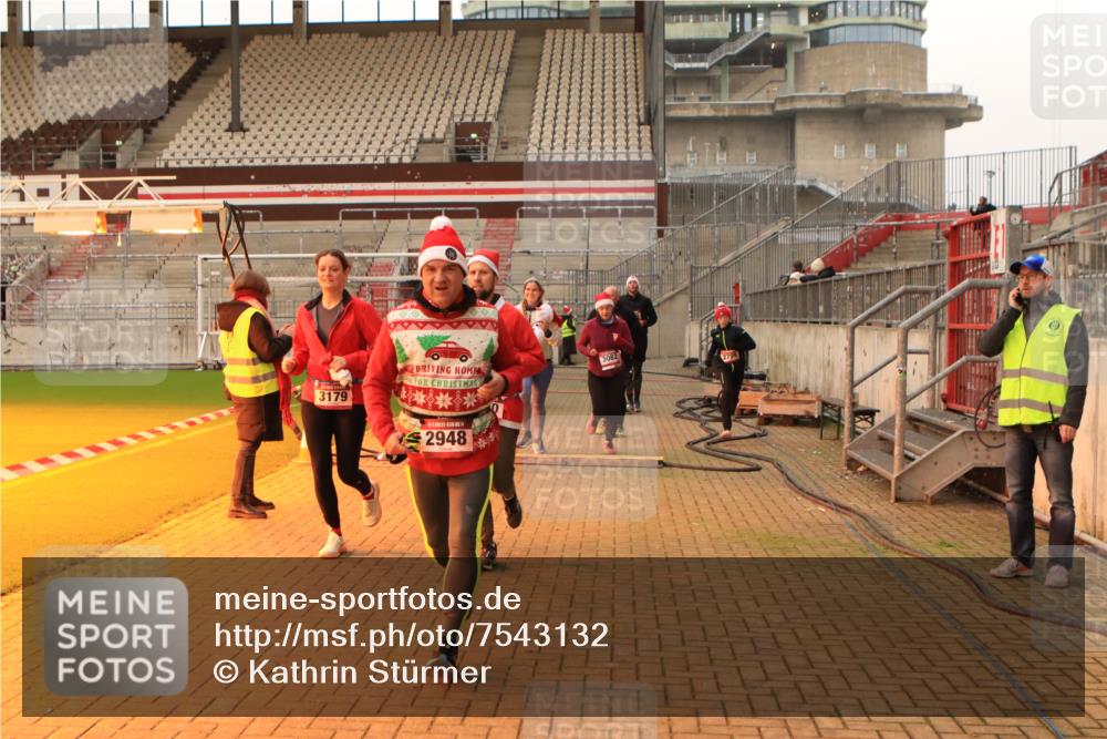 08.12.2024 - St. Pauli X-Mass-Run No. 14 Kathrin Stürmer Photography http://msf.ph/oto/7543132 08.12.2024 10:03:37 Ziel  meine-sportfotos.de