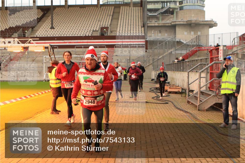 08.12.2024 - St. Pauli X-Mass-Run No. 14 Kathrin Stürmer Photography http://msf.ph/oto/7543133 08.12.2024 10:03:38 Ziel  meine-sportfotos.de