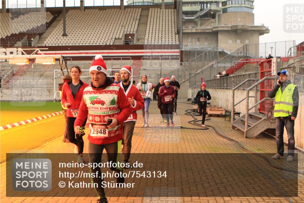 08.12.2024 - St. Pauli X-Mass-Run No. 14 Kathrin Stürmer Photography http://msf.ph/oto/7543134 08.12.2024 10:03:38 Ziel  meine-sportfotos.de