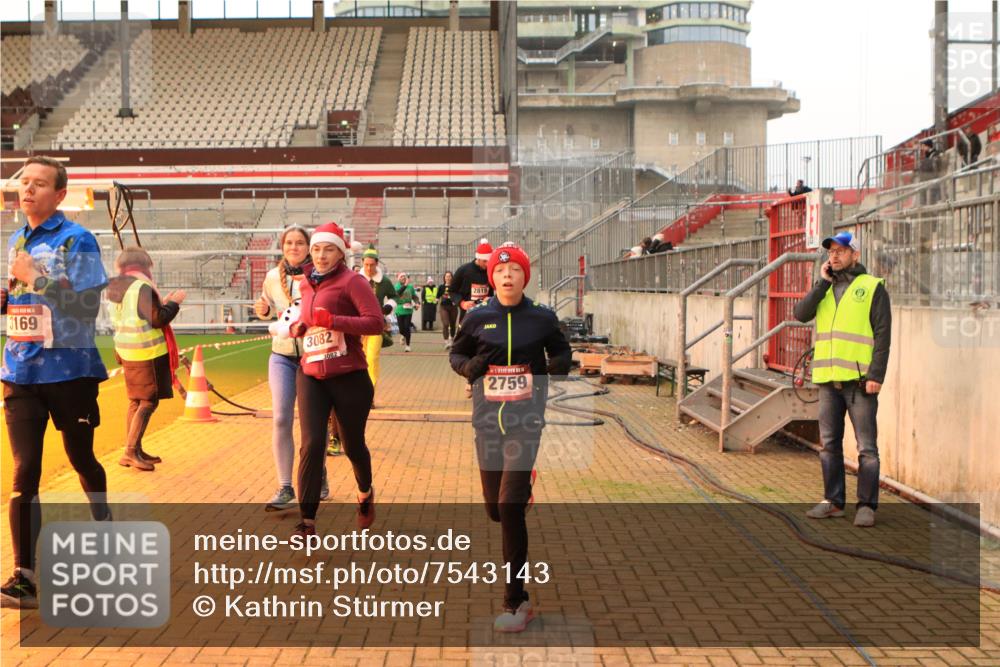 08.12.2024 - St. Pauli X-Mass-Run No. 14 Kathrin Stürmer Photography http://msf.ph/oto/7543143 08.12.2024 10:03:40 Ziel  meine-sportfotos.de
