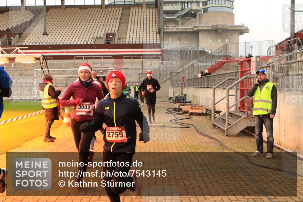 08.12.2024 - St. Pauli X-Mass-Run No. 14 Kathrin Stürmer Photography http://msf.ph/oto/7543145 08.12.2024 10:03:40 Ziel  meine-sportfotos.de