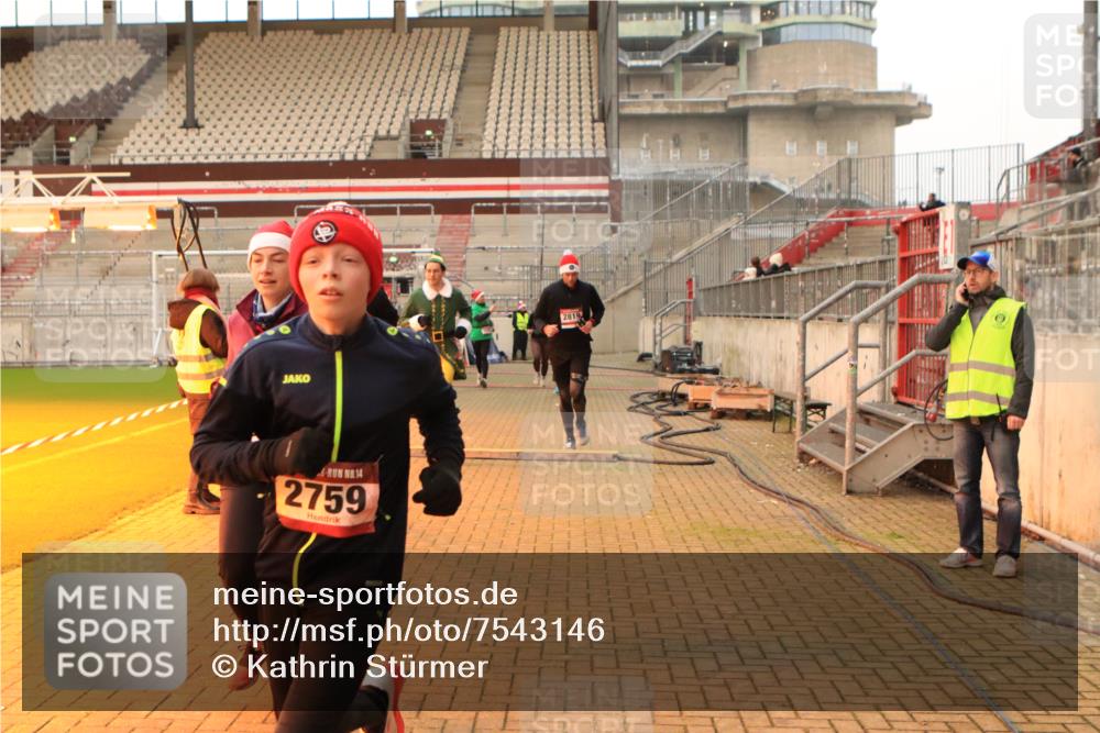 08.12.2024 - St. Pauli X-Mass-Run No. 14 Kathrin Stürmer Photography http://msf.ph/oto/7543146 08.12.2024 10:03:40 Ziel  meine-sportfotos.de