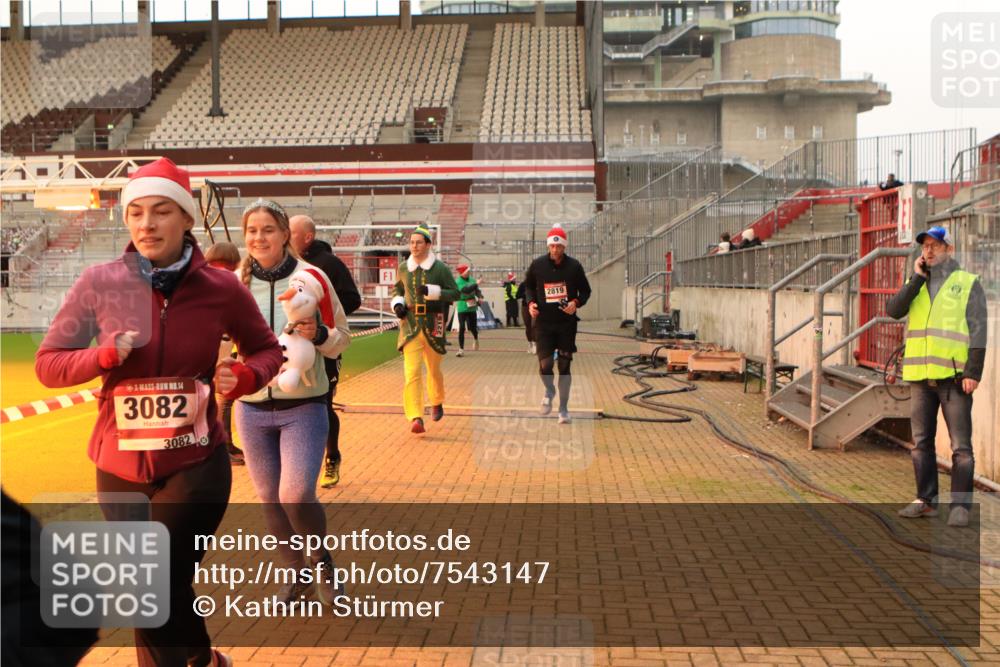 08.12.2024 - St. Pauli X-Mass-Run No. 14 Kathrin Stürmer Photography http://msf.ph/oto/7543147 08.12.2024 10:03:40 Ziel  meine-sportfotos.de