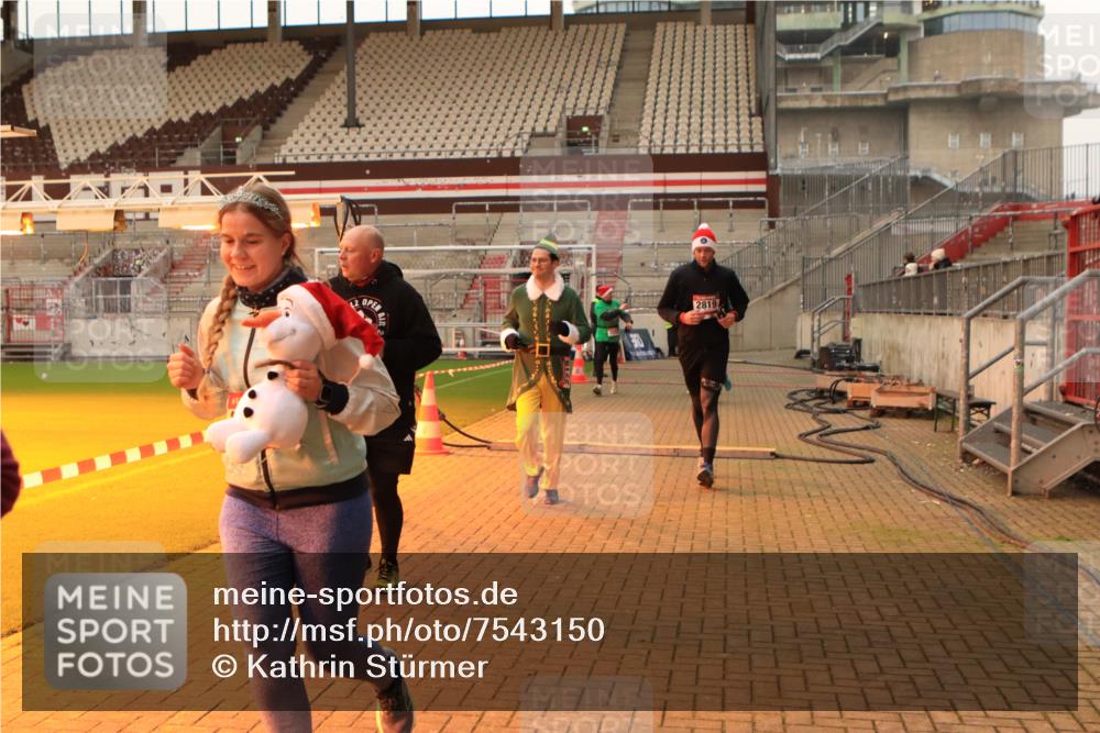 08.12.2024 - St. Pauli X-Mass-Run No. 14 Kathrin Stürmer Photography http://msf.ph/oto/7543150 08.12.2024 10:03:41 Ziel  meine-sportfotos.de