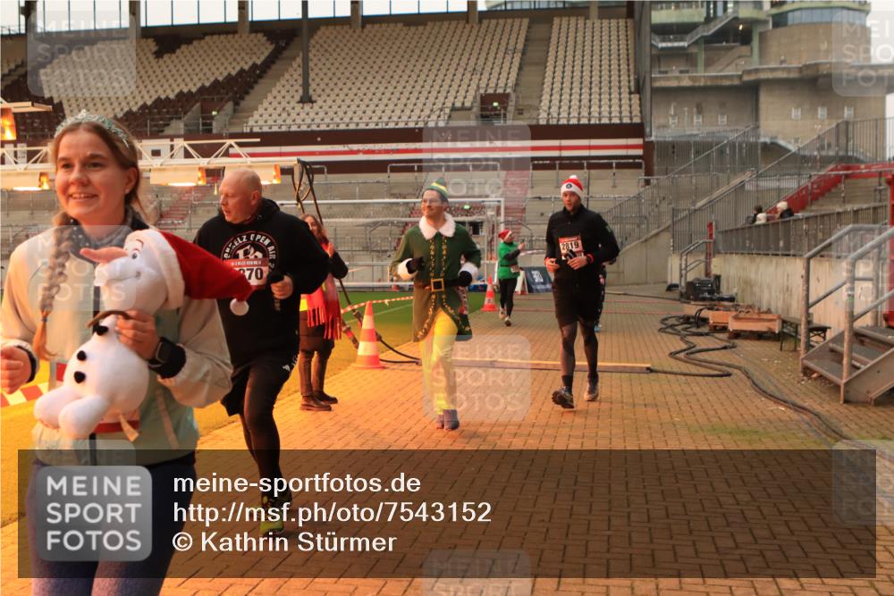 08.12.2024 - St. Pauli X-Mass-Run No. 14 Kathrin Stürmer Photography http://msf.ph/oto/7543152 08.12.2024 10:03:41 Ziel  meine-sportfotos.de