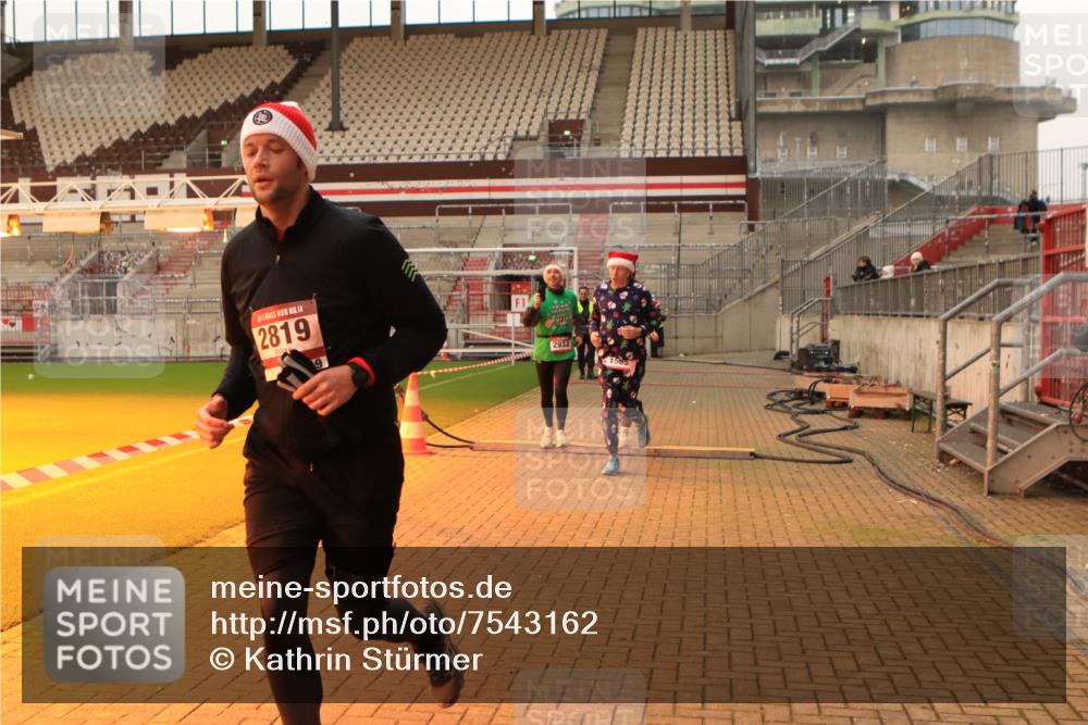 08.12.2024 - St. Pauli X-Mass-Run No. 14 Kathrin Stürmer Photography http://msf.ph/oto/7543162 08.12.2024 10:03:44 Ziel  meine-sportfotos.de
