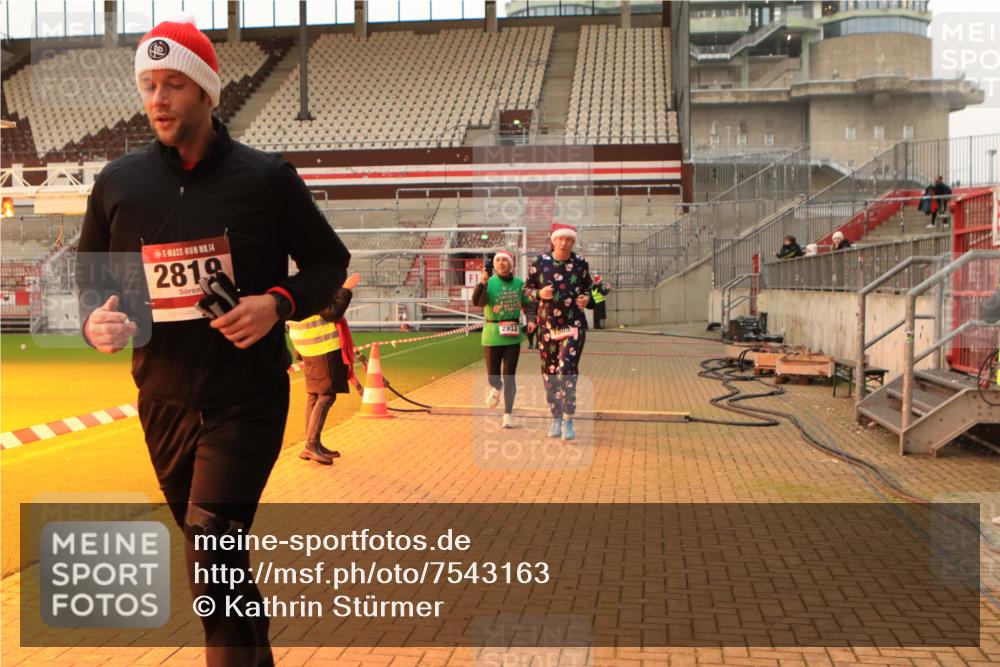 08.12.2024 - St. Pauli X-Mass-Run No. 14 Kathrin Stürmer Photography http://msf.ph/oto/7543163 08.12.2024 10:03:44 Ziel  meine-sportfotos.de