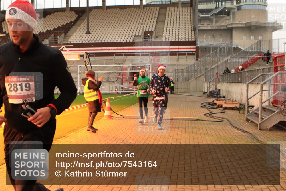 08.12.2024 - St. Pauli X-Mass-Run No. 14 Kathrin Stürmer Photography http://msf.ph/oto/7543164 08.12.2024 10:03:44 Ziel  meine-sportfotos.de