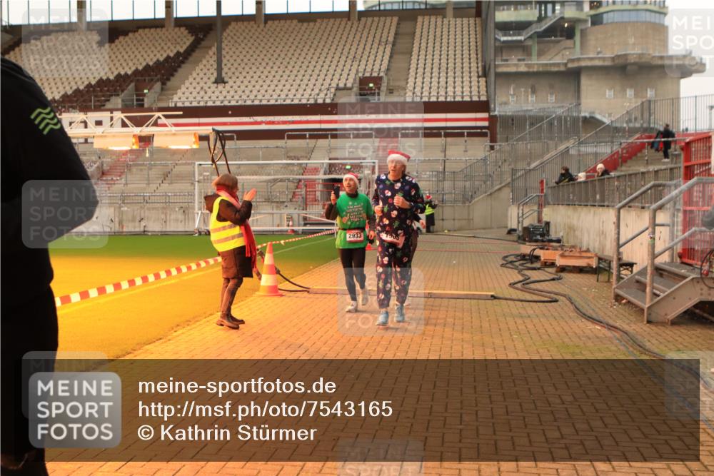 08.12.2024 - St. Pauli X-Mass-Run No. 14 Kathrin Stürmer Photography http://msf.ph/oto/7543165 08.12.2024 10:03:45 Ziel  meine-sportfotos.de