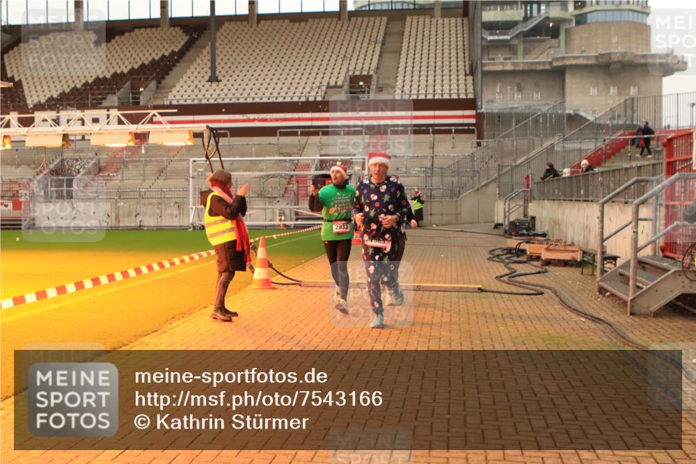 08.12.2024 - St. Pauli X-Mass-Run No. 14 Kathrin Stürmer Photography http://msf.ph/oto/7543166 08.12.2024 10:03:45 Ziel  meine-sportfotos.de