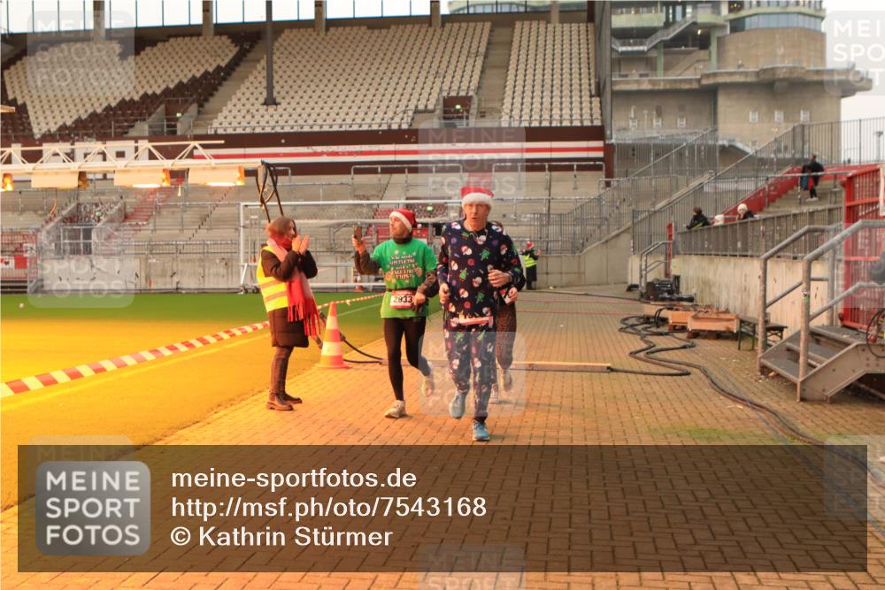 08.12.2024 - St. Pauli X-Mass-Run No. 14 Kathrin Stürmer Photography http://msf.ph/oto/7543168 08.12.2024 10:03:45 Ziel  meine-sportfotos.de