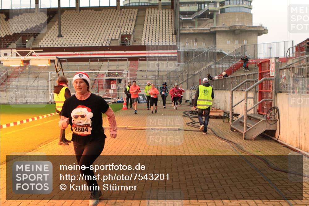 08.12.2024 - St. Pauli X-Mass-Run No. 14 Kathrin Stürmer Photography http://msf.ph/oto/7543201 08.12.2024 10:04:01 Ziel  meine-sportfotos.de