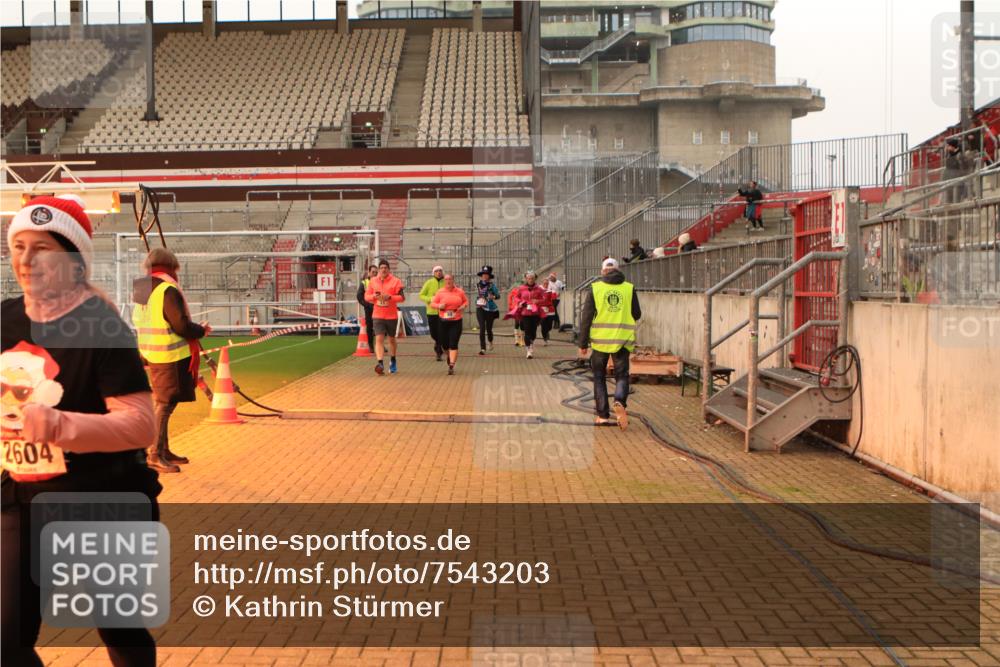 08.12.2024 - St. Pauli X-Mass-Run No. 14 Kathrin Stürmer Photography http://msf.ph/oto/7543203 08.12.2024 10:04:02 Ziel  meine-sportfotos.de