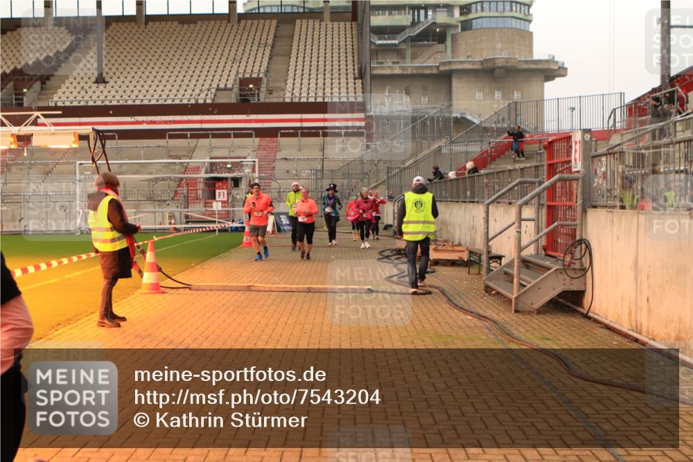 08.12.2024 - St. Pauli X-Mass-Run No. 14 Kathrin Stürmer Photography http://msf.ph/oto/7543204 08.12.2024 10:04:02 Ziel  meine-sportfotos.de