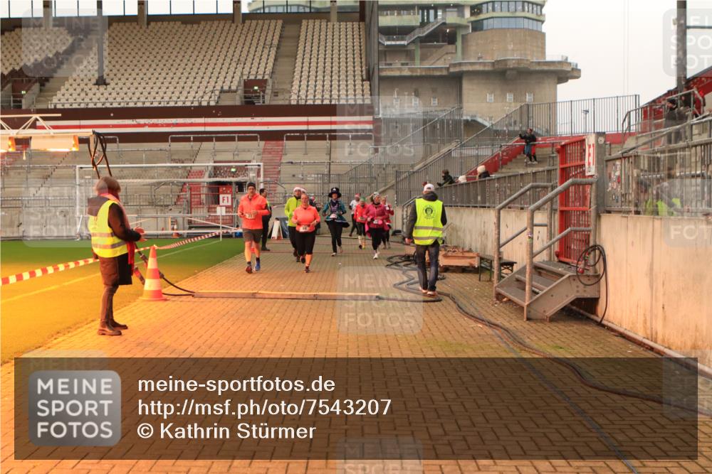 08.12.2024 - St. Pauli X-Mass-Run No. 14 Kathrin Stürmer Photography http://msf.ph/oto/7543207 08.12.2024 10:04:02 Ziel  meine-sportfotos.de