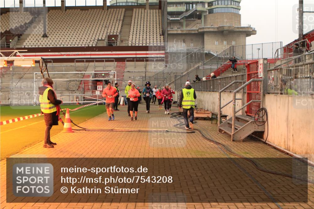 08.12.2024 - St. Pauli X-Mass-Run No. 14 Kathrin Stürmer Photography http://msf.ph/oto/7543208 08.12.2024 10:04:03 Ziel  meine-sportfotos.de