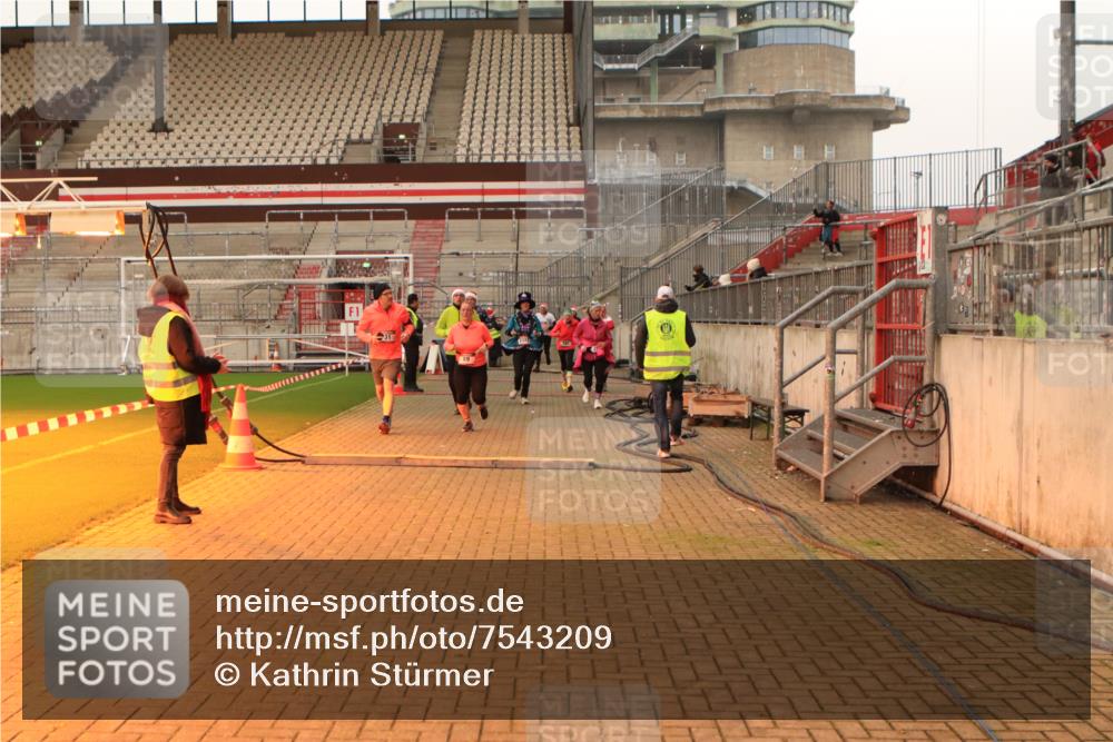 08.12.2024 - St. Pauli X-Mass-Run No. 14 Kathrin Stürmer Photography http://msf.ph/oto/7543209 08.12.2024 10:04:03 Ziel  meine-sportfotos.de