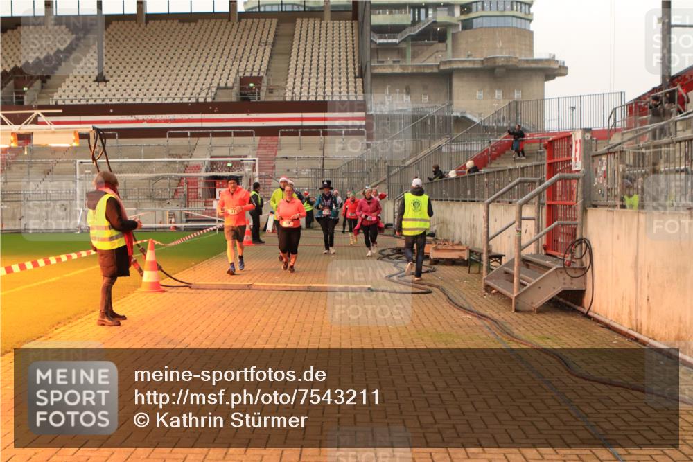 08.12.2024 - St. Pauli X-Mass-Run No. 14 Kathrin Stürmer Photography http://msf.ph/oto/7543211 08.12.2024 10:04:03 Ziel  meine-sportfotos.de