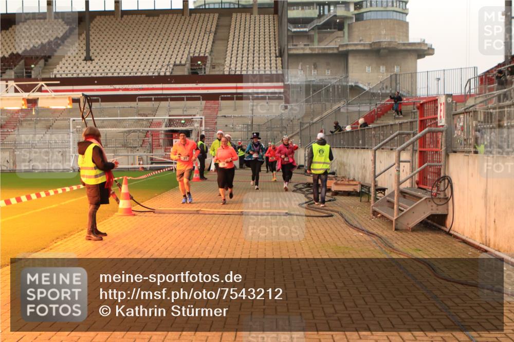 08.12.2024 - St. Pauli X-Mass-Run No. 14 Kathrin Stürmer Photography http://msf.ph/oto/7543212 08.12.2024 10:04:03 Ziel  meine-sportfotos.de