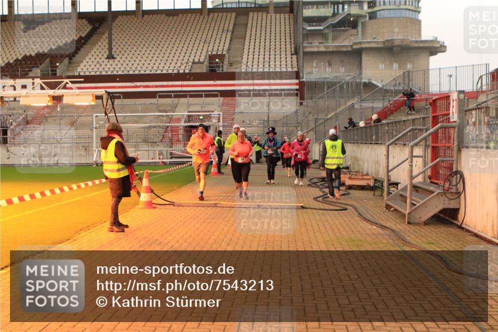 08.12.2024 - St. Pauli X-Mass-Run No. 14 Kathrin Stürmer Photography http://msf.ph/oto/7543213 08.12.2024 10:04:04 Ziel  meine-sportfotos.de
