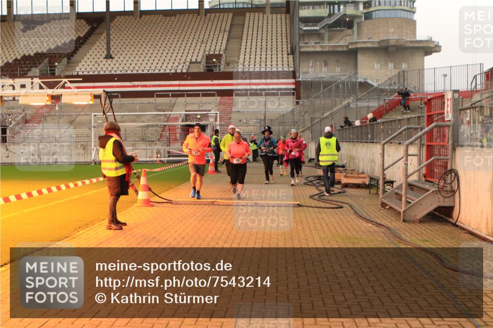 08.12.2024 - St. Pauli X-Mass-Run No. 14 Kathrin Stürmer Photography http://msf.ph/oto/7543214 08.12.2024 10:04:04 Ziel  meine-sportfotos.de