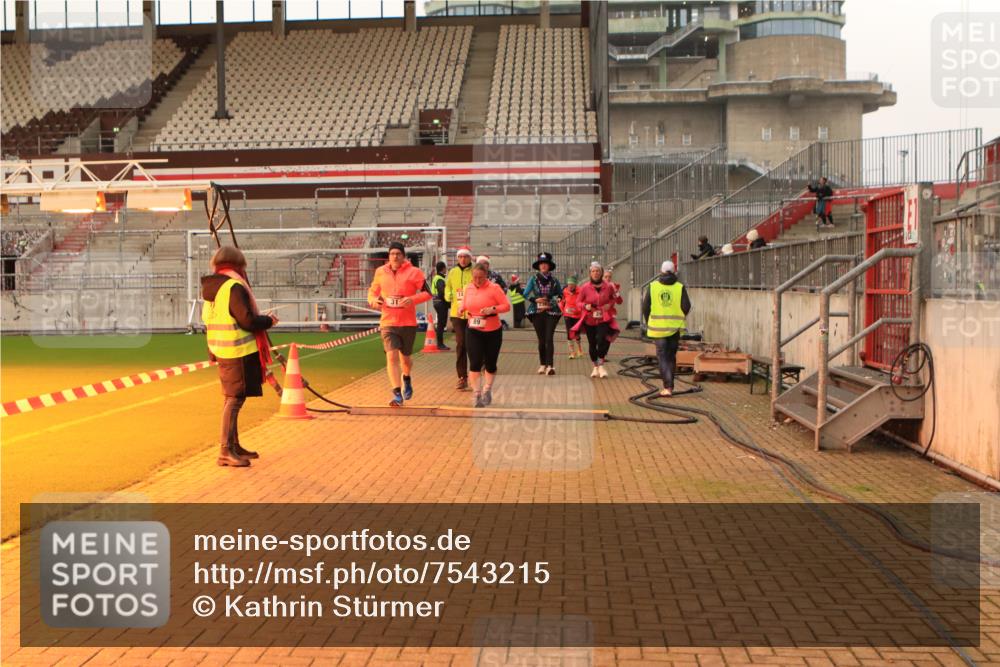 08.12.2024 - St. Pauli X-Mass-Run No. 14 Kathrin Stürmer Photography http://msf.ph/oto/7543215 08.12.2024 10:04:04 Ziel  meine-sportfotos.de