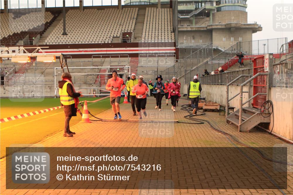 08.12.2024 - St. Pauli X-Mass-Run No. 14 Kathrin Stürmer Photography http://msf.ph/oto/7543216 08.12.2024 10:04:04 Ziel  meine-sportfotos.de