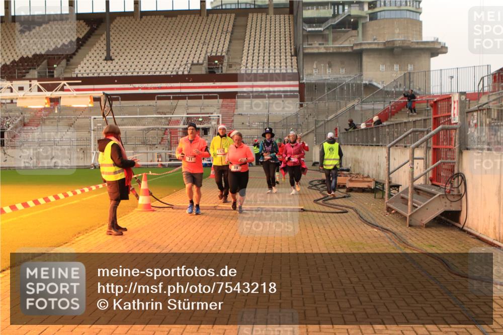 08.12.2024 - St. Pauli X-Mass-Run No. 14 Kathrin Stürmer Photography http://msf.ph/oto/7543218 08.12.2024 10:04:05 Ziel  meine-sportfotos.de