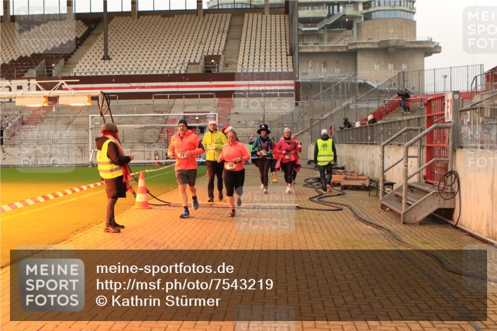 08.12.2024 - St. Pauli X-Mass-Run No. 14 Kathrin Stürmer Photography http://msf.ph/oto/7543219 08.12.2024 10:04:05 Ziel  meine-sportfotos.de