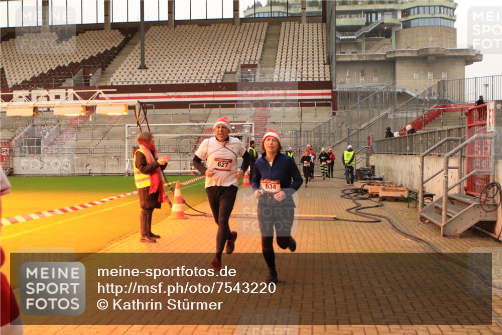 08.12.2024 - St. Pauli X-Mass-Run No. 14 Kathrin Stürmer Photography http://msf.ph/oto/7543220 08.12.2024 10:04:11 Ziel  meine-sportfotos.de