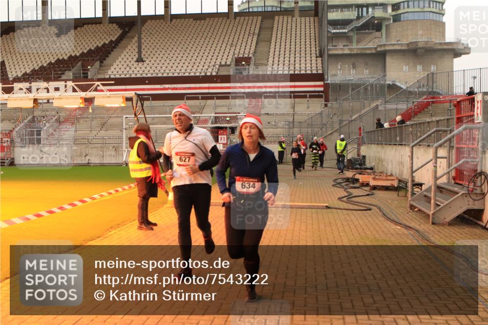 08.12.2024 - St. Pauli X-Mass-Run No. 14 Kathrin Stürmer Photography http://msf.ph/oto/7543222 08.12.2024 10:04:12 Ziel  meine-sportfotos.de