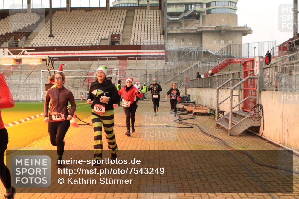 08.12.2024 - St. Pauli X-Mass-Run No. 14 Kathrin Stürmer Photography http://msf.ph/oto/7543249 08.12.2024 10:04:20 Ziel  meine-sportfotos.de