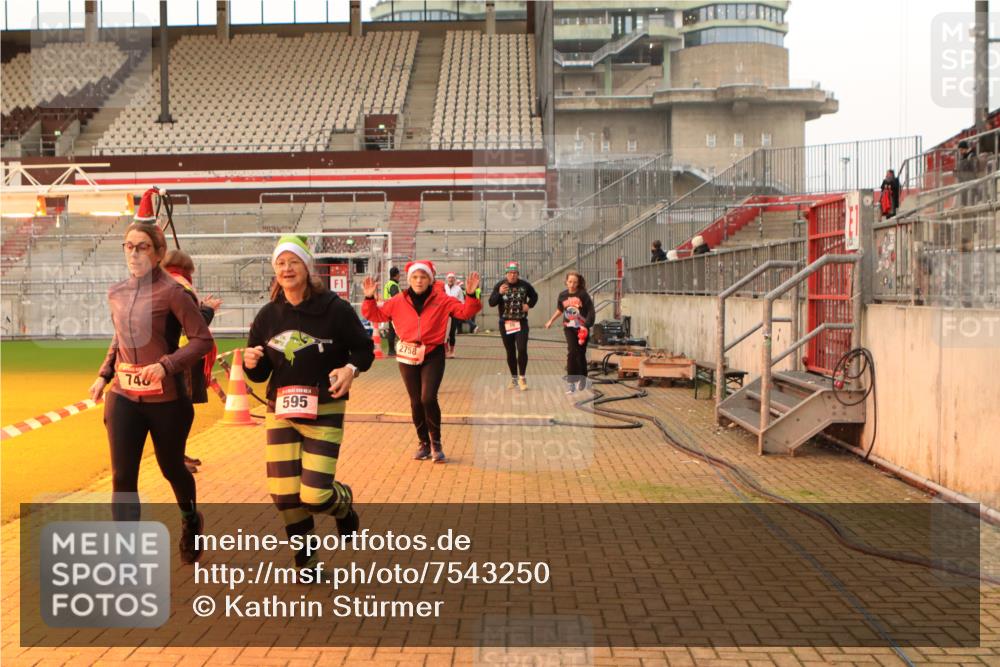 08.12.2024 - St. Pauli X-Mass-Run No. 14 Kathrin Stürmer Photography http://msf.ph/oto/7543250 08.12.2024 10:04:20 Ziel  meine-sportfotos.de