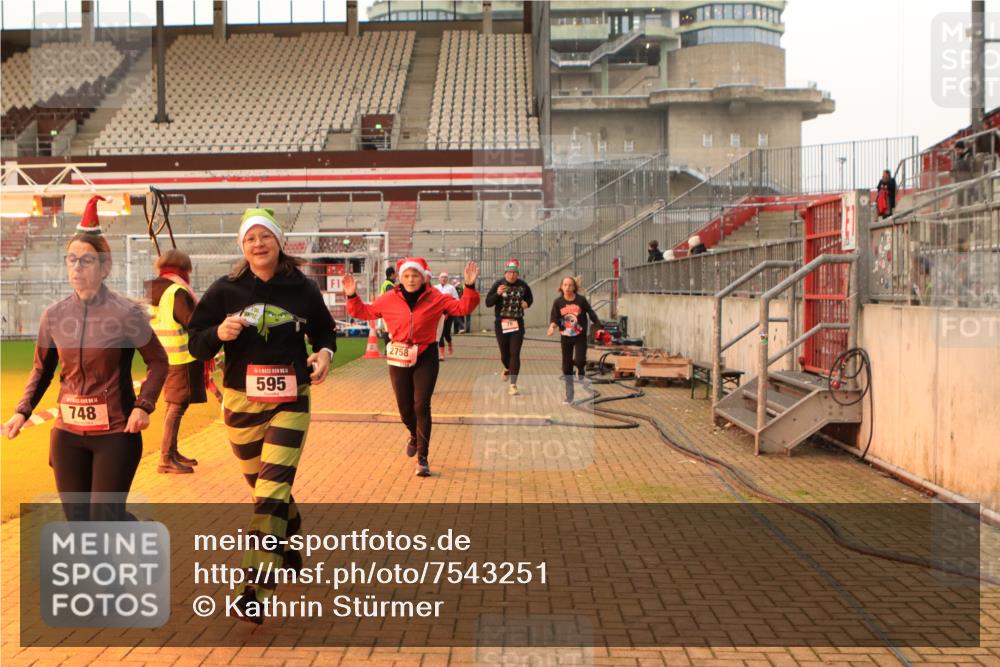 08.12.2024 - St. Pauli X-Mass-Run No. 14 Kathrin Stürmer Photography http://msf.ph/oto/7543251 08.12.2024 10:04:20 Ziel  meine-sportfotos.de