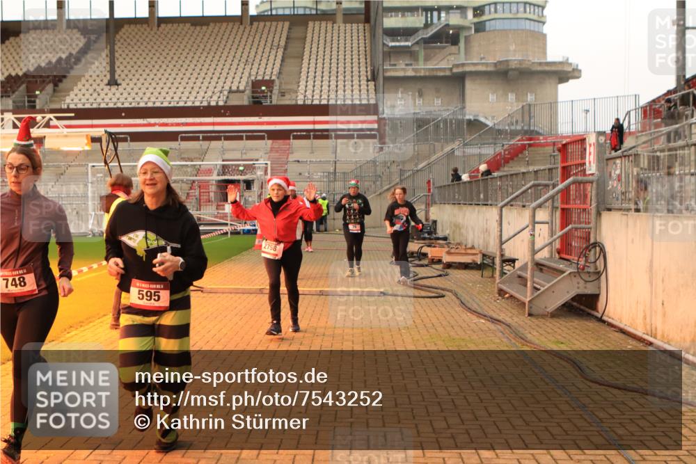 08.12.2024 - St. Pauli X-Mass-Run No. 14 Kathrin Stürmer Photography http://msf.ph/oto/7543252 08.12.2024 10:04:21 Ziel  meine-sportfotos.de