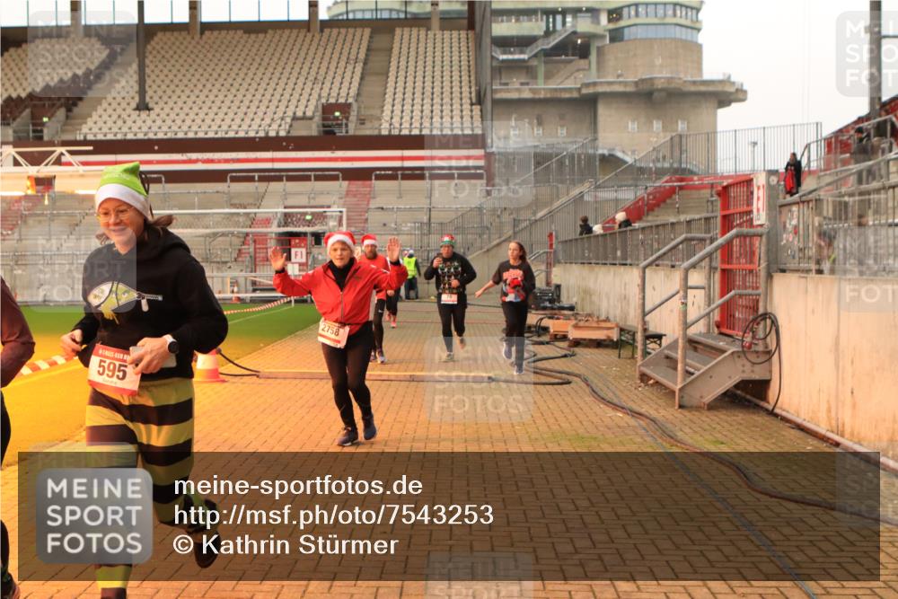 08.12.2024 - St. Pauli X-Mass-Run No. 14 Kathrin Stürmer Photography http://msf.ph/oto/7543253 08.12.2024 10:04:21 Ziel  meine-sportfotos.de