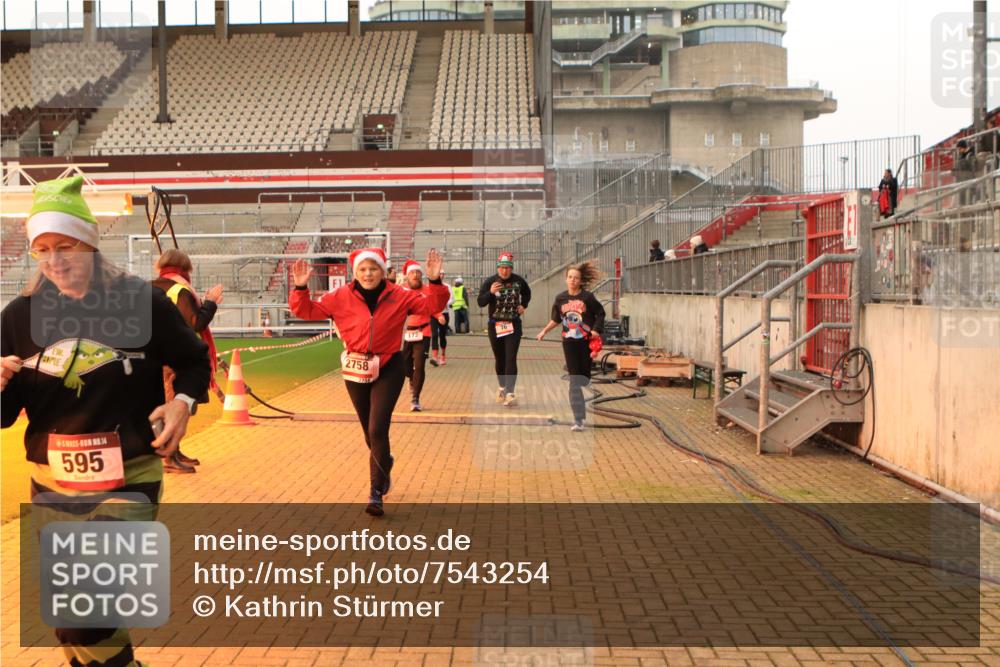 08.12.2024 - St. Pauli X-Mass-Run No. 14 Kathrin Stürmer Photography http://msf.ph/oto/7543254 08.12.2024 10:04:21 Ziel  meine-sportfotos.de
