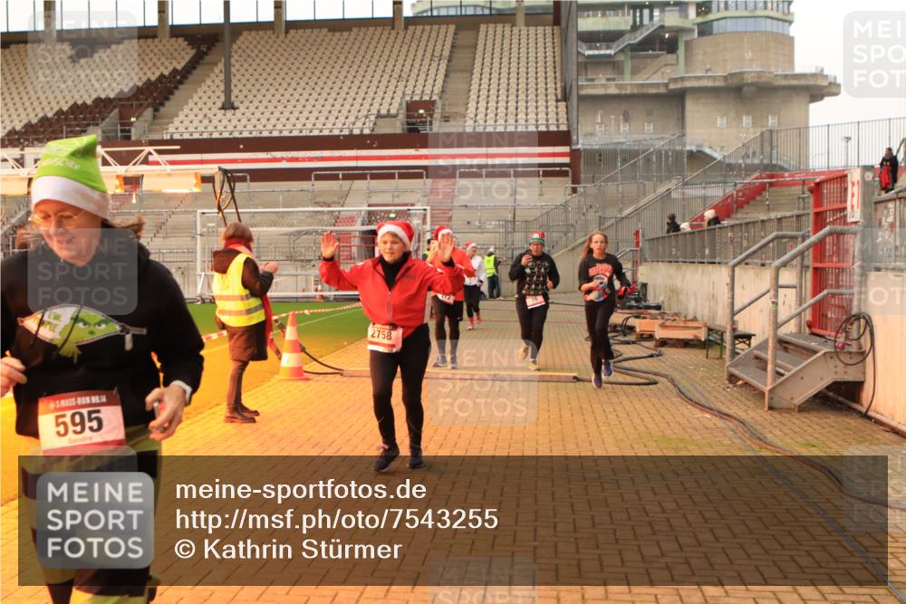 08.12.2024 - St. Pauli X-Mass-Run No. 14 Kathrin Stürmer Photography http://msf.ph/oto/7543255 08.12.2024 10:04:21 Ziel  meine-sportfotos.de
