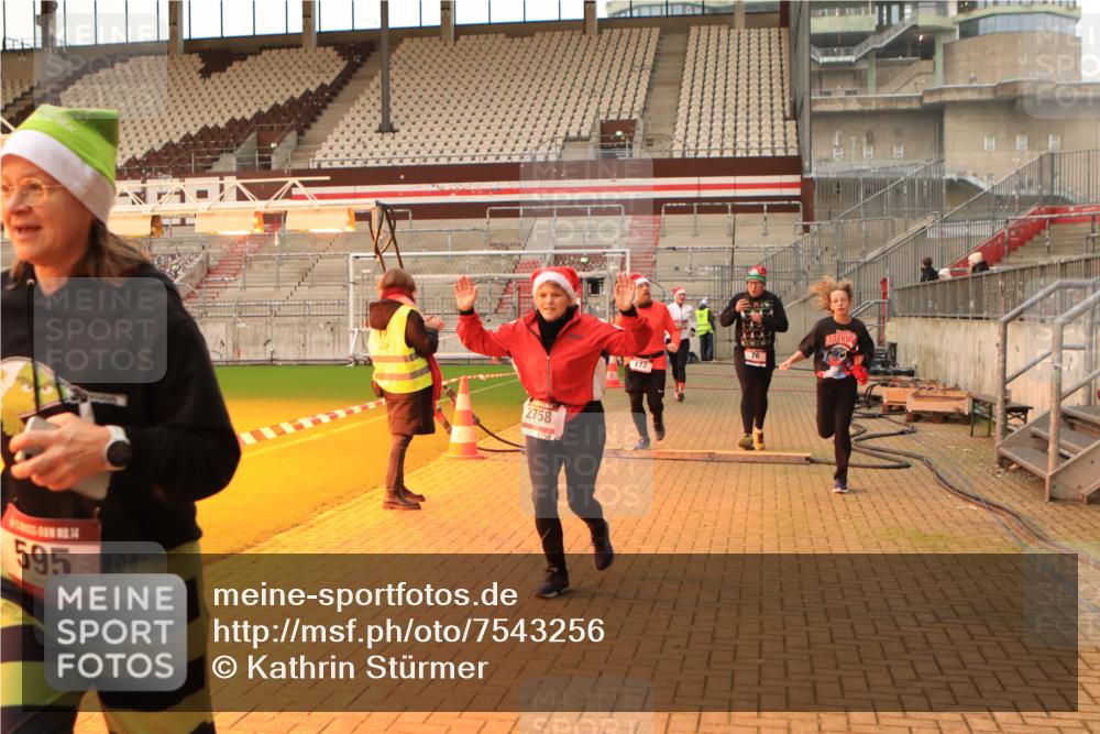 08.12.2024 - St. Pauli X-Mass-Run No. 14 Kathrin Stürmer Photography http://msf.ph/oto/7543256 08.12.2024 10:04:21 Ziel  meine-sportfotos.de